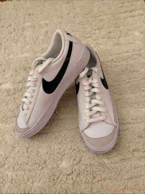 NIKE TENNIS SHOES - OFFERS ACCEPTED